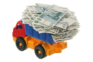 игрушечный автомобиль и деньги